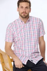Camisa de manga corta con cuello abotonado y estampado a cuadros en tonos rojo, azul y blanco.