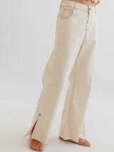 Pantalón de jean celeste con efecto batik, corte recto y terminación desflecada.