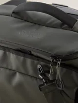 Valija de mano color verde militar con ruedas y manija extensible.