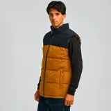 Chaleco acolchado Caterpillar, color marrón con parte superior negra, cierre frontal con cremallera, cuello alto y bolsillos laterales con cierre.