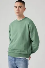 Buzo de frisa verde con cuello redondo y logo de Levi's bordado en el pecho.