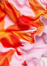 Traje de baño de dos piezas con estampado floral en tonos naranja y blanco. El corpiño es de corte triangular y la bombacha tiene lazos laterales ajustables.