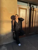 Conjunto de dos piezas color azul eléctrico, compuesto por un chaleco de manga corta con escote en V y botones frontales, y un pantalón de tiro alto con pierna ancha y pliegues.