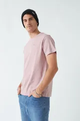 Remera básica color marrón claro, de corte regular, manga corta, cuello redondo y logo bordado en el pecho.