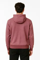 Buzo de algodón color marrón con capucha y cordones ajustables.