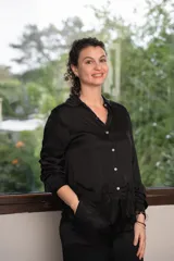 Camisa negra de satén con encaje en el ruedo y cierre frontal con botones.