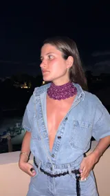 Gargantilla tejida a mano en crochet con seda viscosa color fucsia.