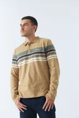 Remera cuello polo de manga larga color beige con rayas horizontales en verde, azul y blanco.