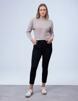 Jean skinny negro de marca Royalty, con tiras en la pretina, cierre y doble abotonadura, en tejido denim.