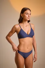 Top de bikini con estampado animal print en tonos grises, amarillos y azules.