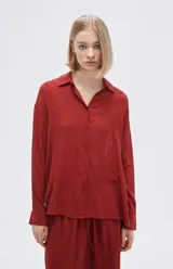 Camisa color ladrillo de viscosa plisada, corte holgado, con botones y cuello camisero.