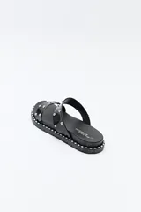 Sandalias negras con tiras anchas y microtachas metálicas.