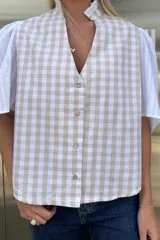 Blusa manga 3/4 con mangas de broderie liviano. Delantera y espalda camisera de algodón a cuadros beige y blanco.