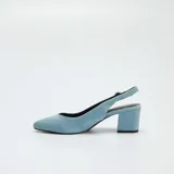 Zapatos de tacón con tira trasera, color celeste denim, con punta fina y tacón cuadrado.