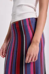 Falda larga de punto a rayas verticales en tonos fucsia, rojo, azul y blanco.