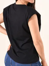 Musculosa negra con cuello redondo y hombreras marcadas.