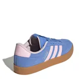 Championes Adidas VL Court 3.0, color celeste con detalles en rosa y suela marrón.