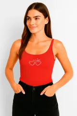 Musculosa roja de algodón con elastano, breteles finos, corte cropped, escote profundo y bordado frontal de dos cerezas.