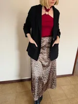 Falda midi de satén con estampado animal print de leopardo en tonos marrones y negros. Corte al bies y cintura elástica.
