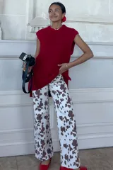 Pantalón de jean blanco con estampado de manchas marrones, corte wide leg y tiro medio.