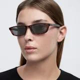 Lentes de sol unisex con montura rectangular carey y lentes polarizadas negras. Fabricados con materiales bio-based G850 y patillas de propionato de celulosa. Ofrecen protección UV400 categoría 3.