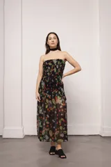 Vestido largo negro de gasa con estampado de cerezas y lurex, con punto smock en el busto.