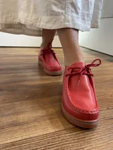 Zapatos acordonados color rojo con suela de goma.