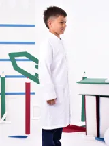 Túnica escolar blanca de corte recto, con cuello clásico, cierre frontal con botones, manga larga y bolsillos delanteros.