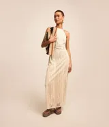 Vestido midi color crema con textura de agujeritos, escote halter, breteles finos cruzados en la espalda y forro interior.