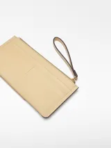 Monedero grande de piel color beige con cierre de cremallera, bolsillo exterior y tarjetero en la parte trasera.