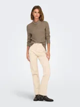 Sweater de punto color marrón con cuello alto vuelto, mangas largas y puños acanalados.
