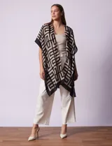 Kimono tejido con estampado geométrico en tonos beige y negro, de la marca Jessica Mc Clintock.