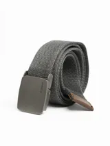 Cinturón de lona tipo canvas en color gris oscuro, con hebilla metálica automática de acabado mate y detalle de refuerzo en la punta.
