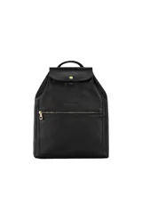 Mochila de cuero color negro con cierre de solapa con botón a presión y bolsillo frontal con cierre de cremallera.