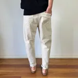 Pantalón jean celeste de corte amplio y tiro alto.