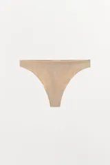 Tanga color beige de tiro medio con cintura elástica.