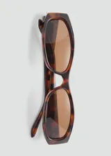 Gafas de sol con diseño rectangular y montura de pasta con efecto carey. Cuentan con protección UV total con filtro categoría 3 y están fabricadas con policarbonato reciclado.