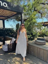 Vestido de jersey con estampado de rayas horizontales en blanco y azul marino, de corte holgado y tirantes finos.