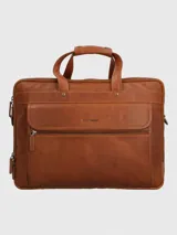 Maletín de cuero color caramelo con doble asa de mano y correa bandolera ajustable y extraíble. Tiene un bolsillo frontal con cierre y compartimentos internos para organizar documentos y dispositivos electrónicos.