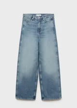 Pantalón de jean celeste de corte amplio, tiro alto y cinco bolsillos.