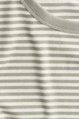 Remera de manga larga con cuello redondo y bajo recto, confeccionada en punto acanalado a rayas horizontales color verde oliva y blanco.