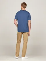 Remera azul de algodón con cuello redondo y logo bordado en el pecho.