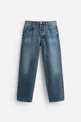Pantalón de jean azul de corte recto, con cinco bolsillos, efecto lavado y cierre frontal con botones.