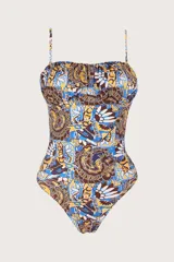 Traje de baño entero con estampado abstracto en tonos marrón, azul y amarillo. Tiene breteles finos y escote recto con frunce.