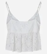 Blusa cropped blanca de algodón con bordado floral, breteles finos y escote en V con lazo frontal.