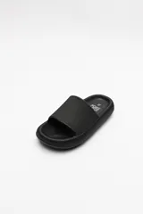 Sandalia chata color verde militar, con capellada ancha y suela plana.