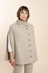 Capa marrón de lana con cuello alto abotonado y aberturas laterales.