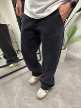 Pantalón de jean negro con corte amplio y tiro alto.