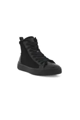 Zapatilla urbana de caña alta, completamente negra, con cordones y suela gruesa. Presenta una combinación de texturas en el cuerpo, incluyendo paneles de cuero liso y paneles de material afelpado o gamuzado.