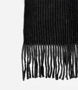 Bufanda beige de punto grueso con efecto melange y flecos en los bordes.